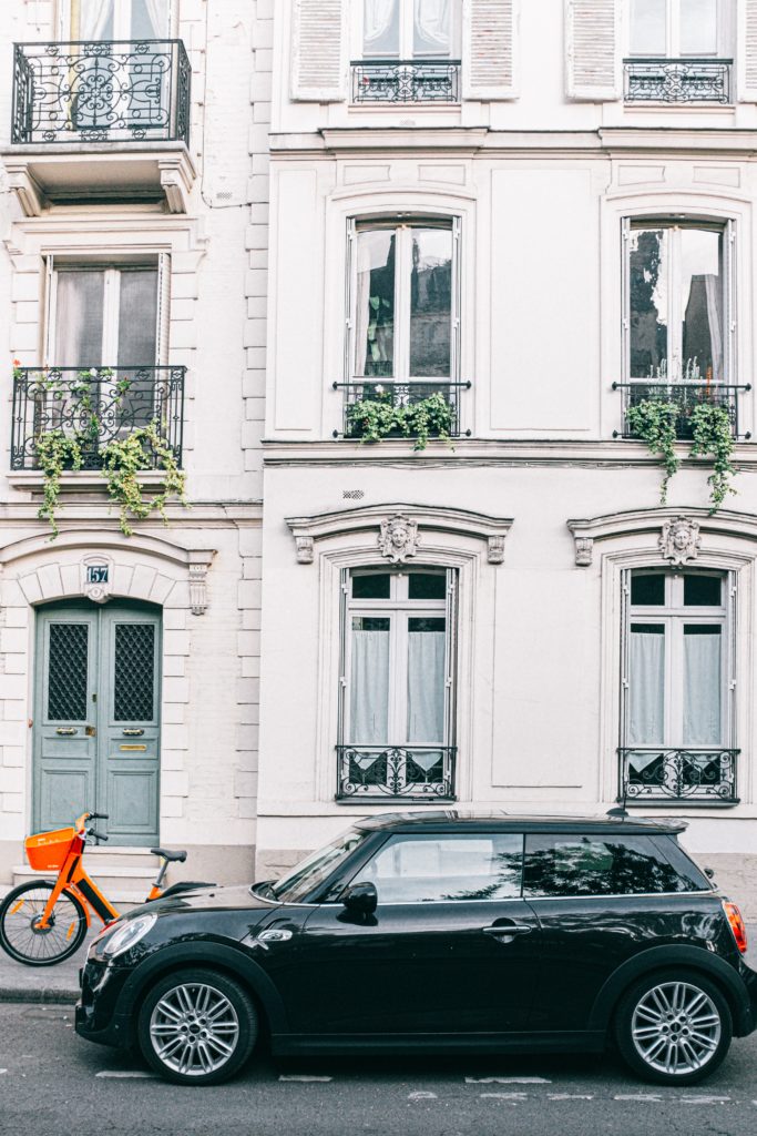 auto en fiets voor huis geparkeerd