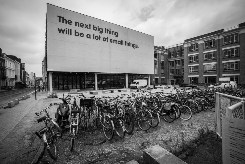 tekst op gevel geschreven: "The next big thing will be al lot of small things"